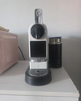 Macchina da caffè Nespresso con montalatte