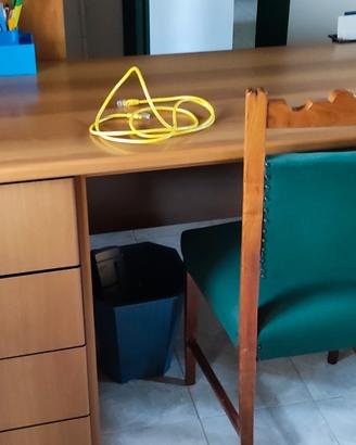 scrivania  con cassettiera  e lampada