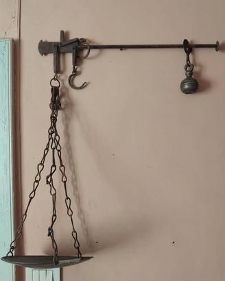 Antica bilancia in ferro e pionbo 