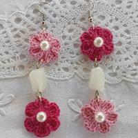 Orecchini con fiore rosa/fucsia all'uncinetto 