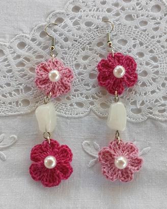 Orecchini con fiore rosa/fucsia all'uncinetto 