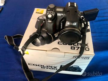 Nikon coolpix 8700 con accessori e borsa