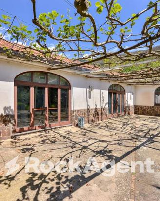 STRUTTURA RICETTIVA CON AREA SCOPERTA