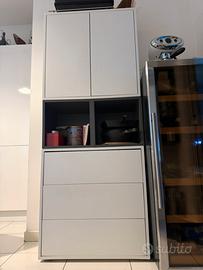 Credenza bianca e grigia