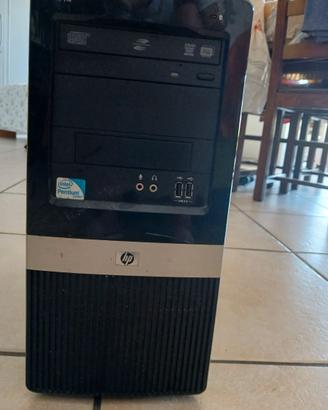 Computer fisso completo di tastiera e mous