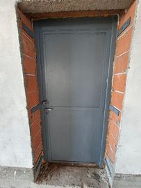 Porta industriale in ferro con telaio