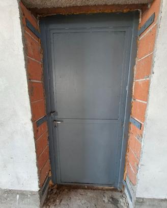 Porta industriale in ferro con telaio