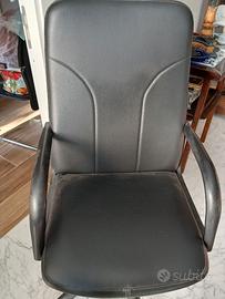 sedia girevole per scrivania nera trattabile