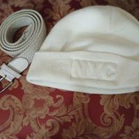 cappellino e cintura bianchi 