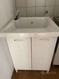 Mobile lavatoio con rubinetto. € 150,00