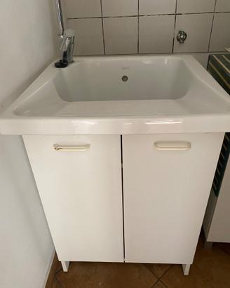 Mobile lavatoio con rubinetto. € 150,00