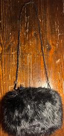 Pochette con tracolla ecopelliccia