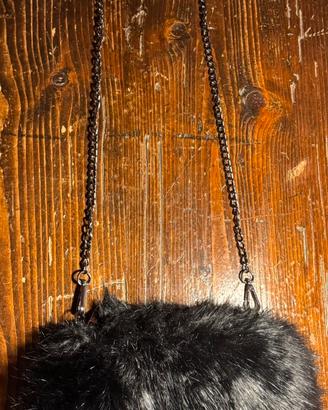 Pochette con tracolla ecopelliccia