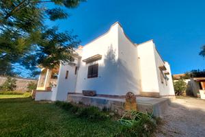 villa unifamiliare  con terreno vista mare