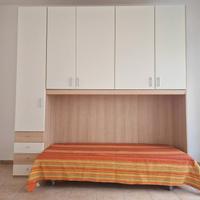 Camera completa con armadio a ponte, letto singolo