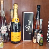 COLLEZIONE PRESTIGIOSA: CHAMPAGNE VINTAGE, WHISKY 