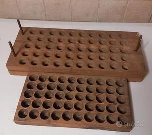 Antiche tavole in legno porta bossoli per cartucce
