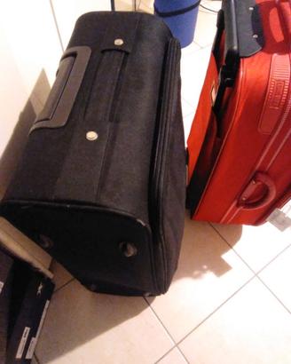 Tre valige per viaggi, comode e in buono stato