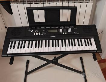 tastiera Yamaha EZ220 con piede e sgabello