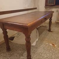 Tavolo in castagno massello di bella costruzione.