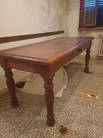 Tavolo in castagno massello di bella costruzione.