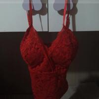 Top di colore rosso