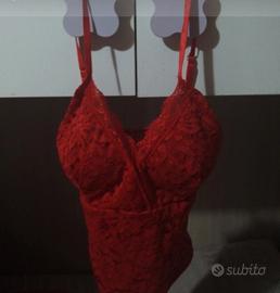 Top di colore rosso