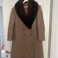 Cappotto in cammello con bavero di pelliccia vera