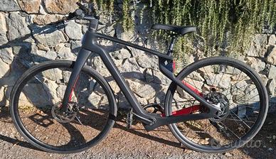 E-Bike in Fibra di Carbonio Gravel Superstrata