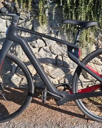 E-Bike in Fibra di Carbonio Gravel Superstrata