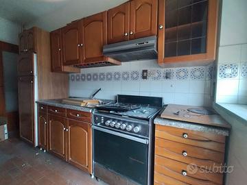 Cucina Scavolini con tavolo, sedie e panca