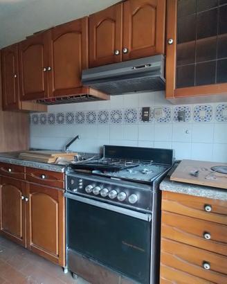 Cucina Scavolini con tavolo, sedie e panca