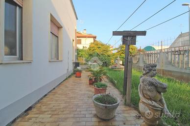 CASA SEMINDIPENDENTE A GIULIANOVA