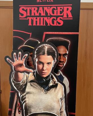 Stranger things cartellone pubblicitario