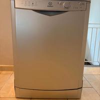 Lavastoviglie marca  Indesit