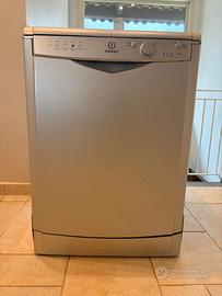 Lavastoviglie marca  Indesit