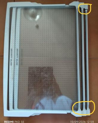 3 RIPIANI IN VETRO CON CORNICE IN PLASTICA, USATI.