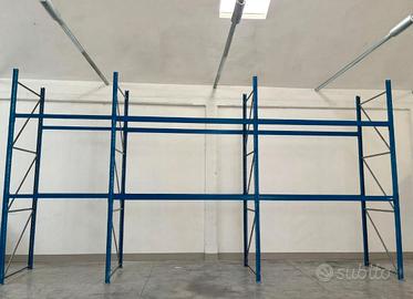 Scaffalatura industriale blu - magazzino/officina