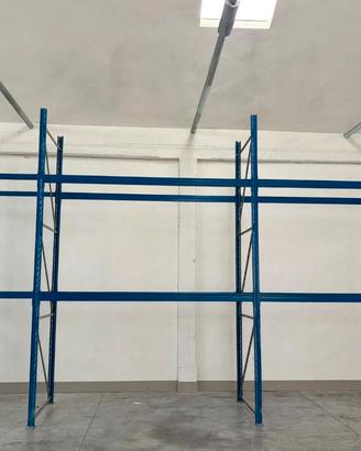 Scaffalatura industriale blu - magazzino/officina