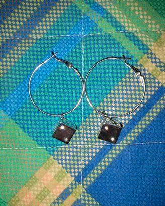 Orecchini con charm dado