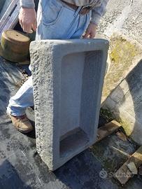 Vecchia vasca in pietra