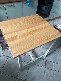 Tavolo da cucina di legno allungabile.