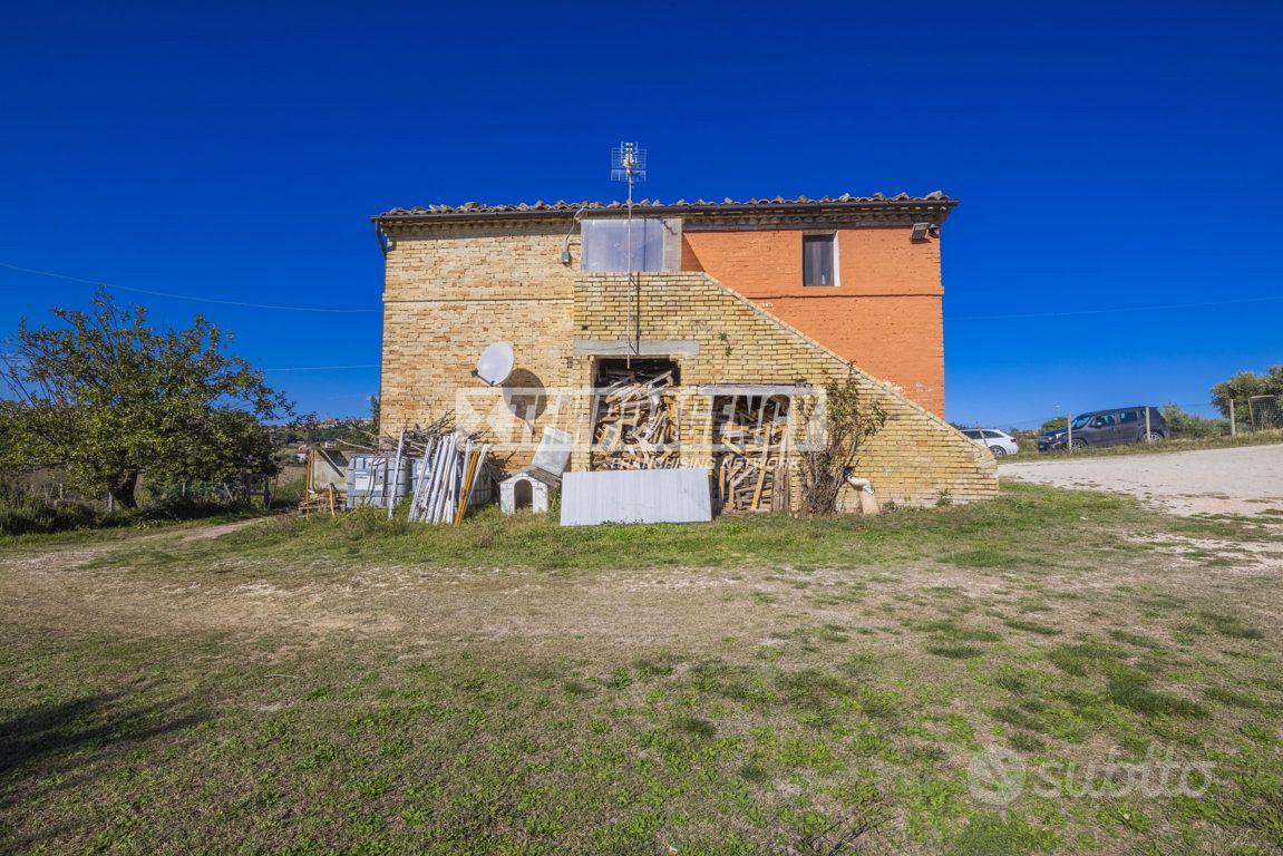 Casale panoramico con annessi e terreno agricolo - Vista 2
