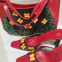 completo borsa a mano e sandali in pelle