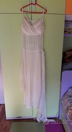 Abito da sposa estivo con velo coprispalle