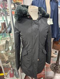 Giacca woolrich nera con cappuccio 