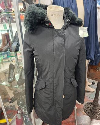 Giacca woolrich nera con cappuccio 