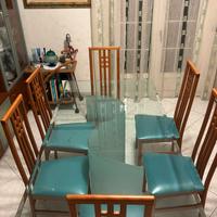 Tavolo in cristallo con sedie