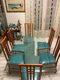 Tavolo in cristallo con sedie