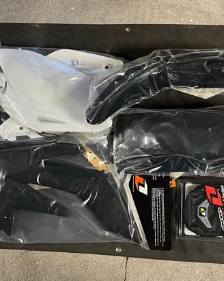 Kit plastiche+adesivi+coprisella Honda crf 04/05